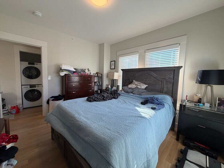 Building Photo - 208 Banks St