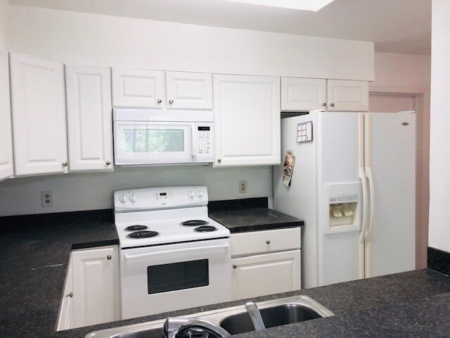 Building Photo - MOVE IN MARCH! 2 Story-Spacious 3 beds 2.5 bath townhouse with attached 2 car garage!!