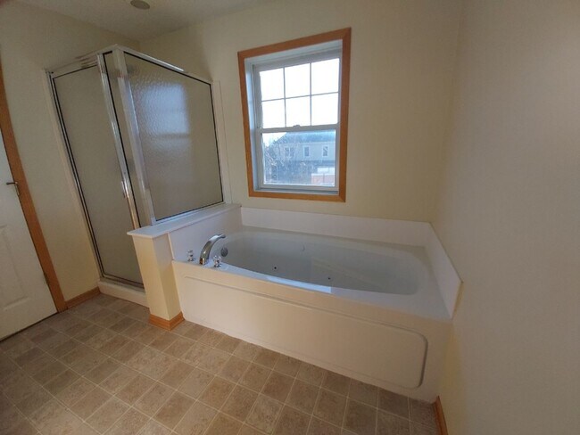 Building Photo - Great 3 Bedroom Townhome in Dancing Waters of Woodbury