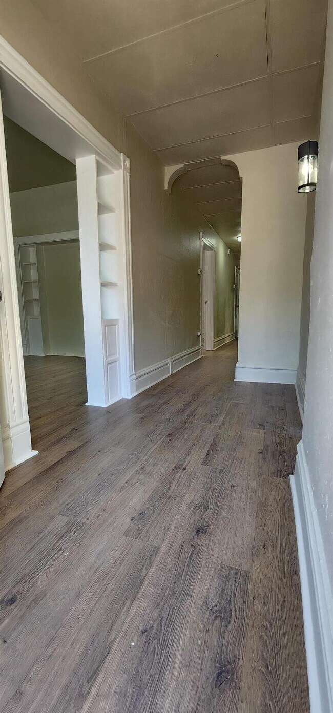 Building Photo - Spacious First-Floor 2BR with Bonus Room & Updated Interior – Pet Friendly!