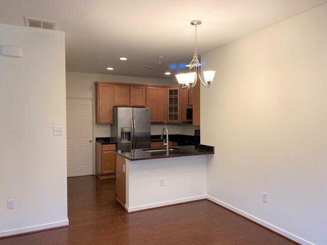Building Photo - Stunning 3 Bedroom Townhouse in Gaithersburg!