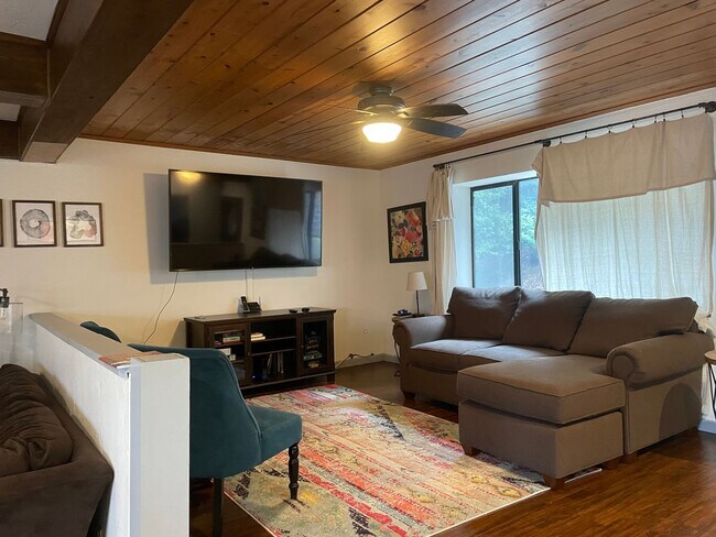 Building Photo - Large home level entry with garage.