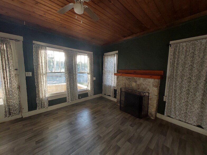 Building Photo - 2713 5th St W