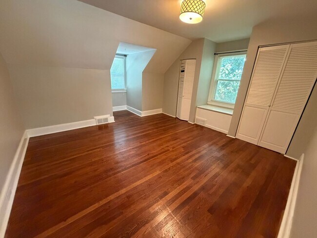 Building Photo - 208 Woodland Dr