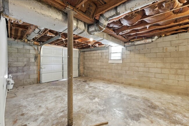 Building Photo - Spacious 3 bedroom home with finished base...