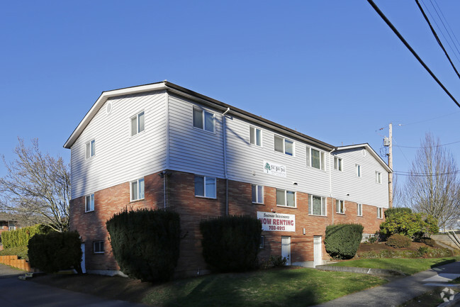 Primary Photo - The Oak Tree Apartments