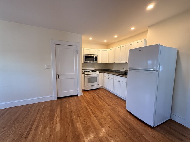 Building Photo - 24 Brook Rd