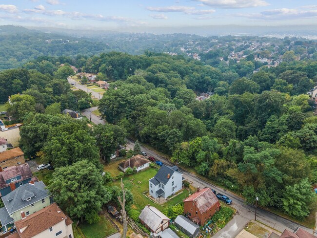 Building Photo - 392 Calderwood Ave