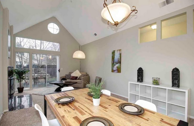 Building Photo - South Davis Charming Home