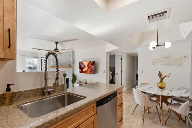 Building Photo - 1820 E Morten Ave