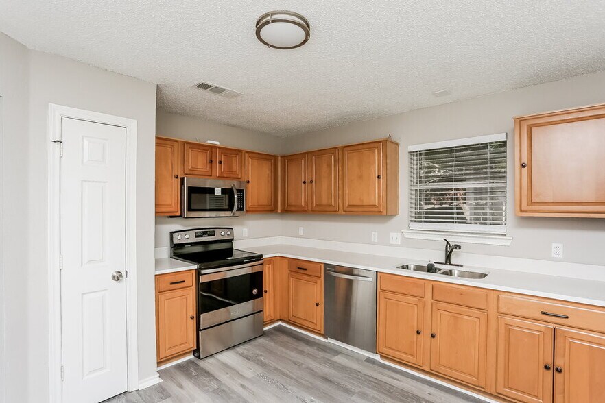 Building Photo - 6841 Prairie Hill Rd N