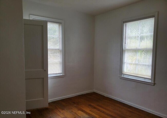 Building Photo - 905 Ethan Allen St