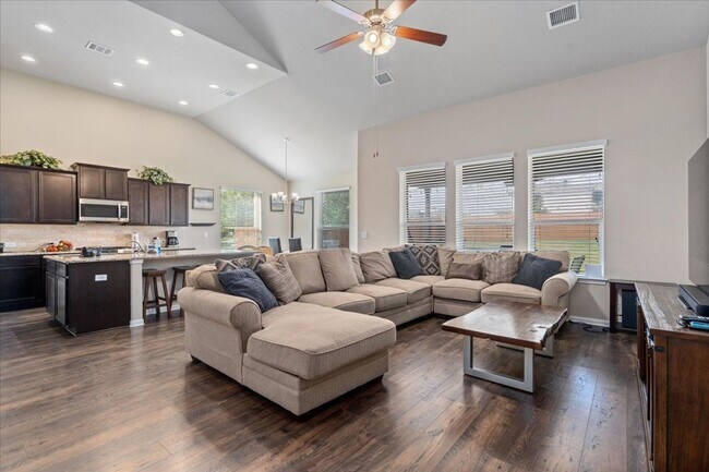 Building Photo - Spectacular 4 Bedroom, 3.5 Bath, Corner Lo...