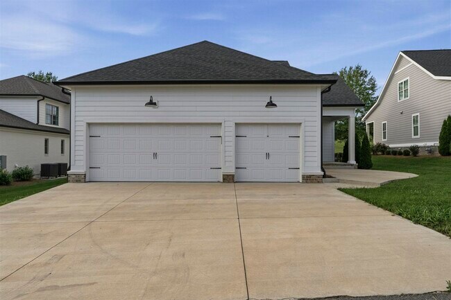 Building Photo - 633 Village Way