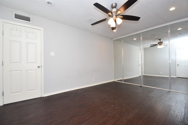 Building Photo - 700 Thicket Ln