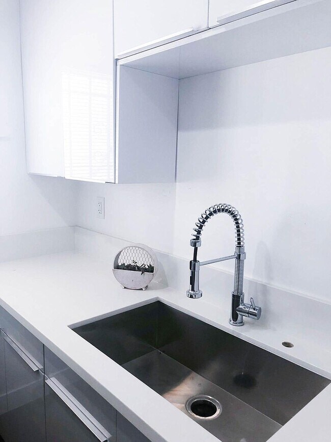 Building Photo - 1333 W 36th Pl