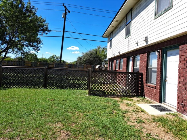 Building Photo - 1112 Leslie Cir