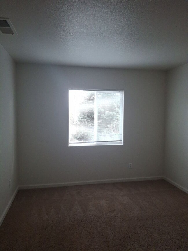 Building Photo - Lincoln Crossing, 2 Story 4 Bedroom, 2.5 bath, 2225sqft, Access to Clubhouse Pool & Amenities, Cu...