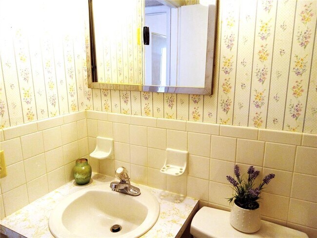 Building Photo - 2427 Rhodesian Dr