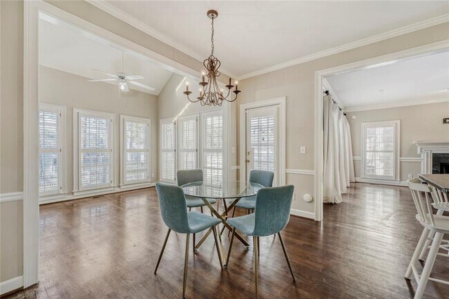 Building Photo - 1111 Lake Washington Dr NW