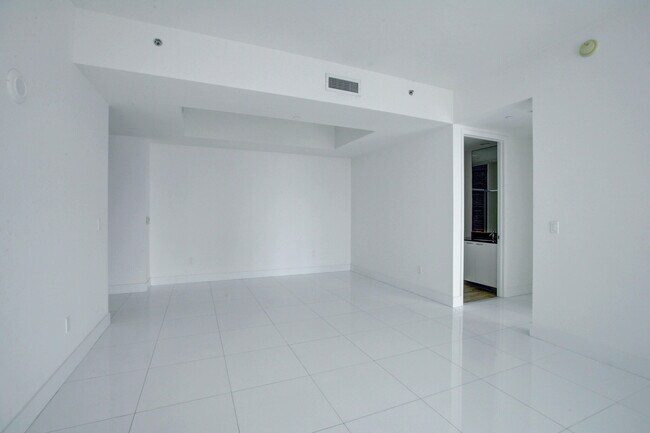 Building Photo - 15901 Collins Ave