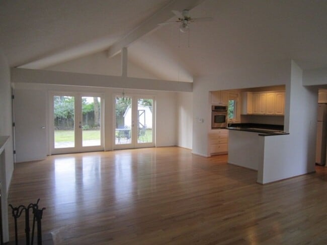 Building Photo - 2 Bed 1 Bath Home in Cedar Hills Neighborh...