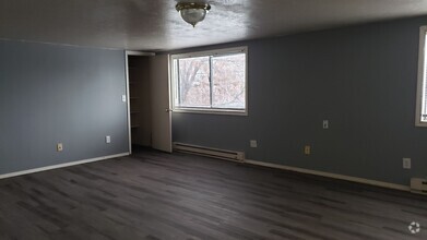 Building Photo - Cozy downtown apartment