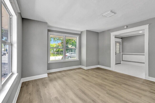 Building Photo - 448 Roseland Dr