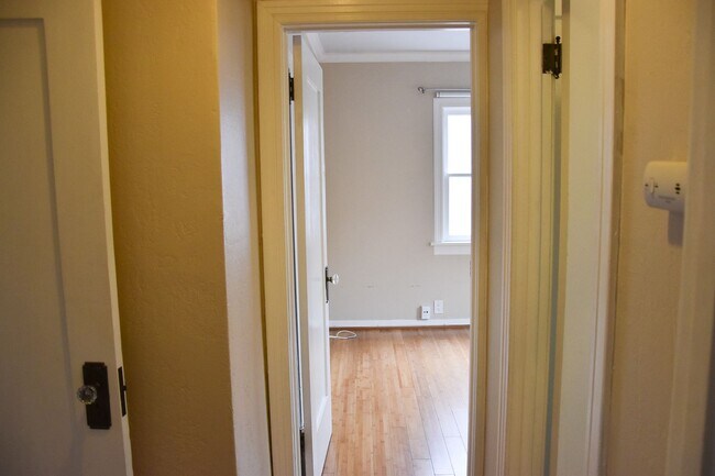 Building Photo - Palm (817-819)