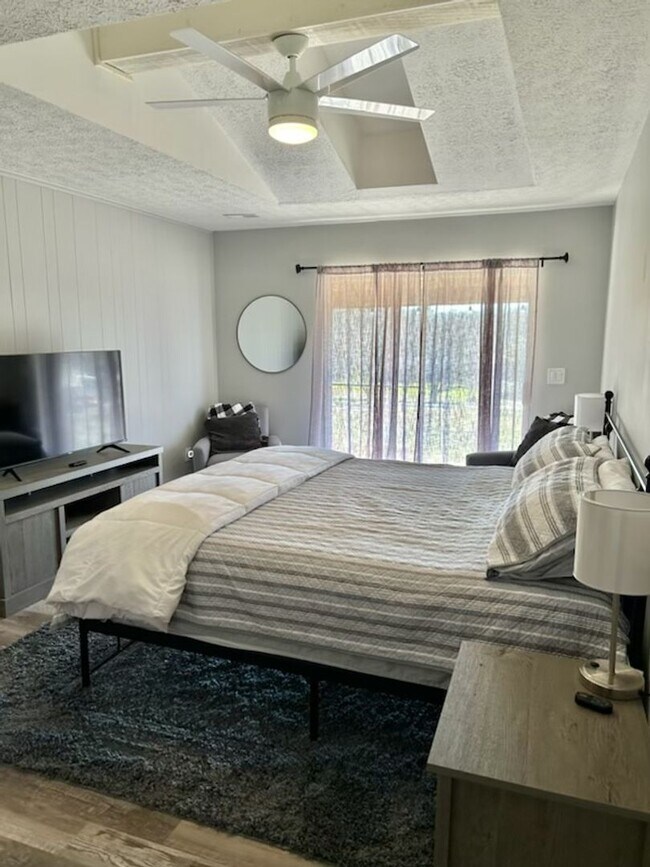 Building Photo - Greenback 37742-2 Bedrooms, 2 Baths, 2 car garage. Call Dick Cutler 865-254-1940