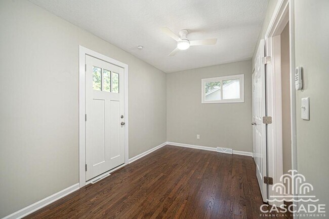Building Photo - 806 SW Lea Dr