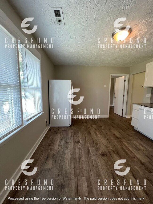 Building Photo - 2ND FLOOR Spacious & Updated 1 Bed, 1 Bath Apartment