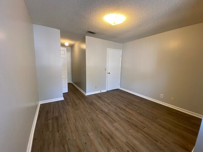 Building Photo - AVAILABLE NOW! (Pet Friendly)