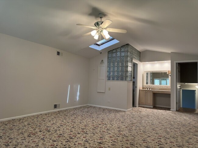 Building Photo - 1920 E Peachtree Dr