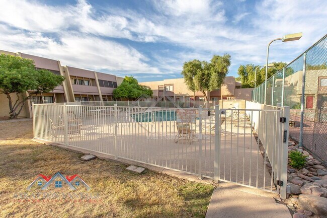 Building Photo - 712 W 14th St