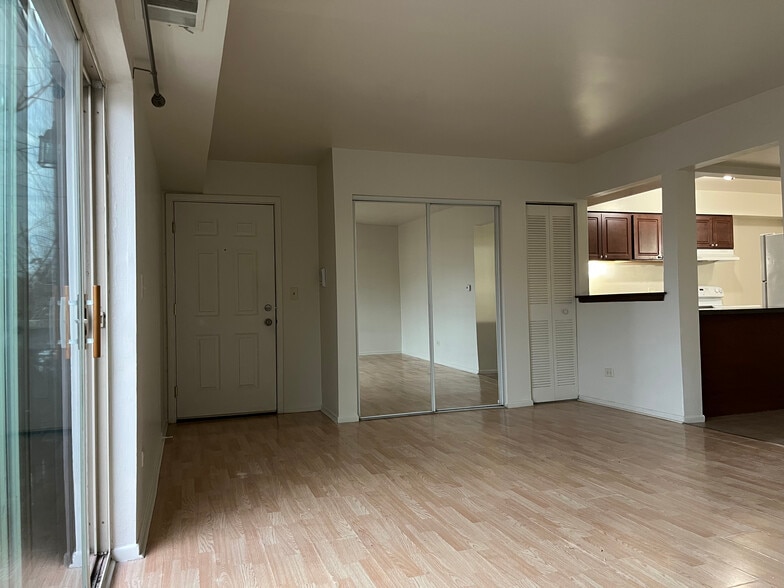 Building Photo - 3219 W Lake Ave