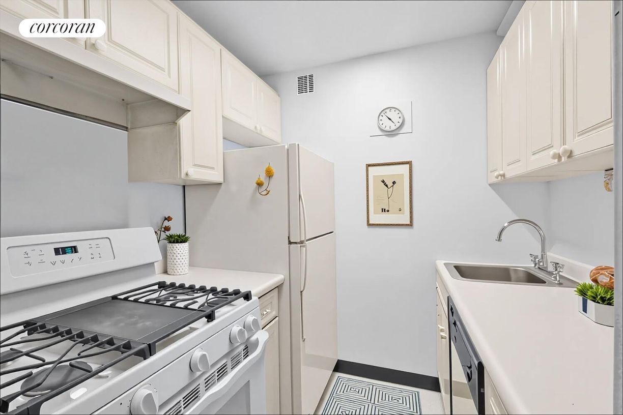 Building Photo - 209 E 56th St