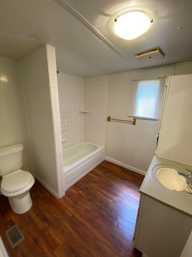 Building Photo - 3 Bed, 2 Bath Mobile Home