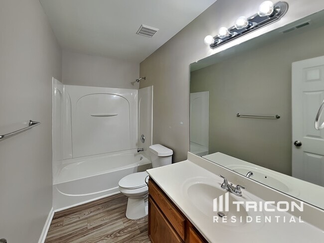 Building Photo - 2117 Clear Brook Dr