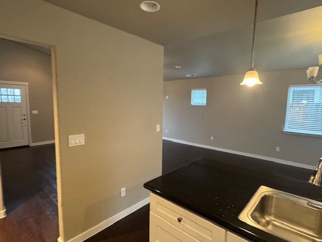 Building Photo - CUSTOM 3 BEDROOM, 2 BATH HOME NEAR SOUTH MEDFORD HIGH SCHOOL