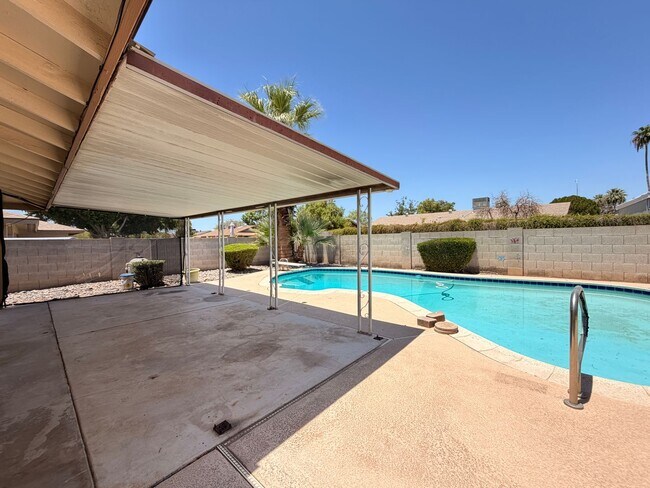 Building Photo - 718 E Manhatton Dr