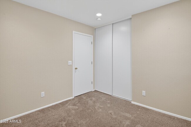 Building Photo - 1719 E Sandalwood Rd