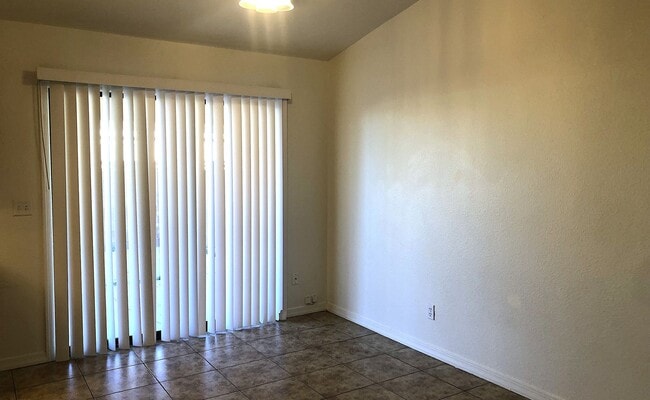 Building Photo - Centrally Located