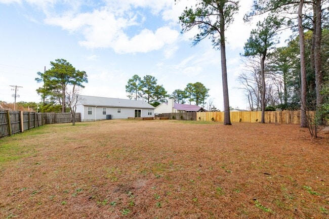 Building Photo - Great home in Hubert