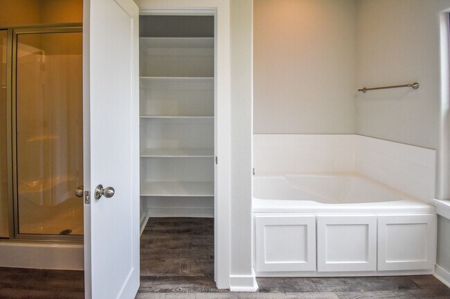 Building Photo - 4 Bedroom 2 Bathroom Home In Farmington, AR.