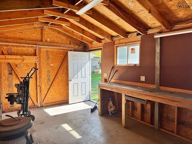 Building Photo - 405 Vaughn St