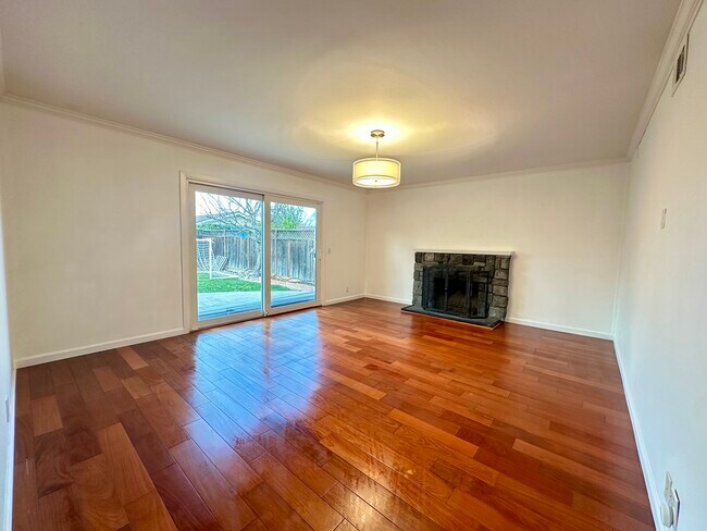 Building Photo - 1717 Gladstone Ave