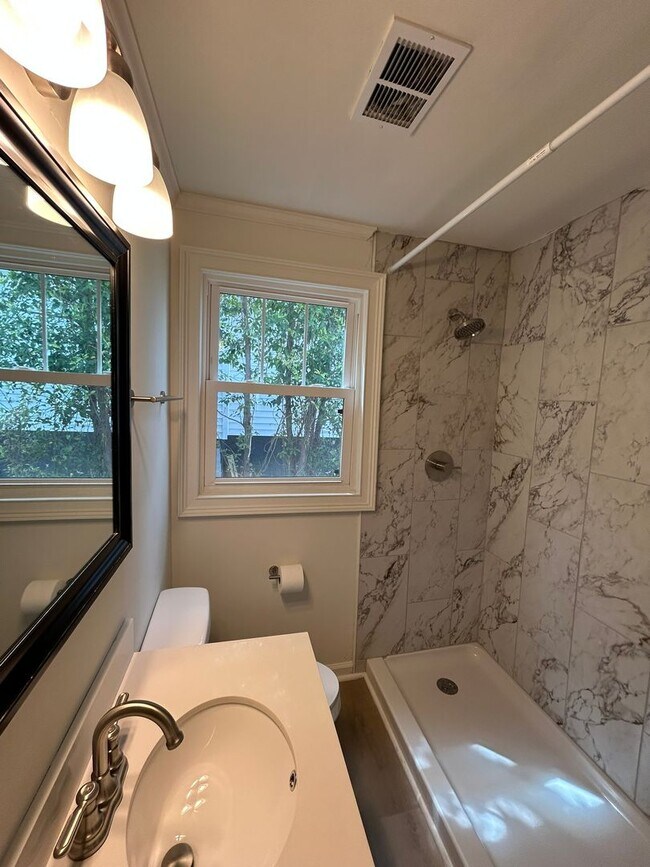 Building Photo - Beautifully Remodeled 4/2