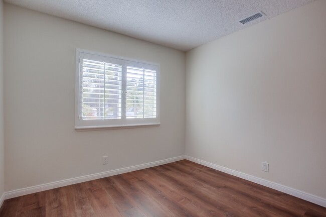 Building Photo - 543 Edna Way