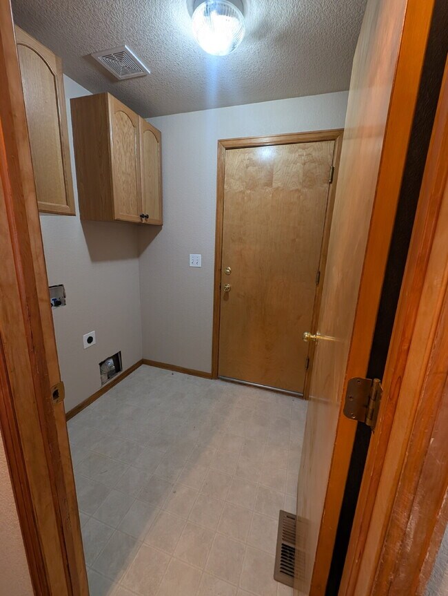 Building Photo - Spacious 4-Bed, 3-Bath Home for Rent in Be...